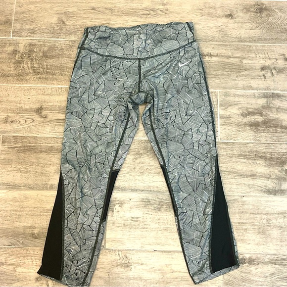 Nike Leggings Women's Sz Med Black White Dri-Fit Running Racer Crop 3.0 Printed - Picture 1 of 9